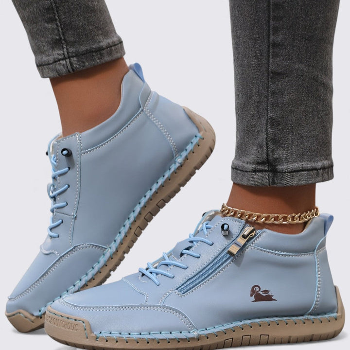Bottines femme en cuir noir montantes avec zip, alliant style urbain et confort optimal.
