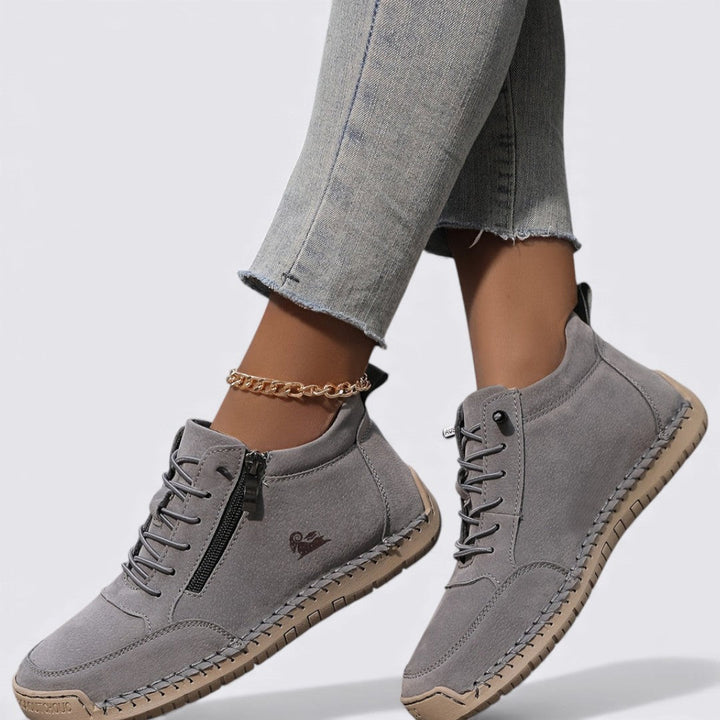 Chaussures montantes femme noires à glissière pour un style urbain confortable automne/hiver.