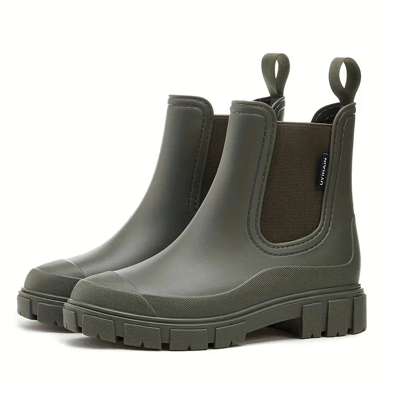 Bottes de pluie femme avec semelle épaisse antidérapante. Chaussures imperméables offrant protection et confort.