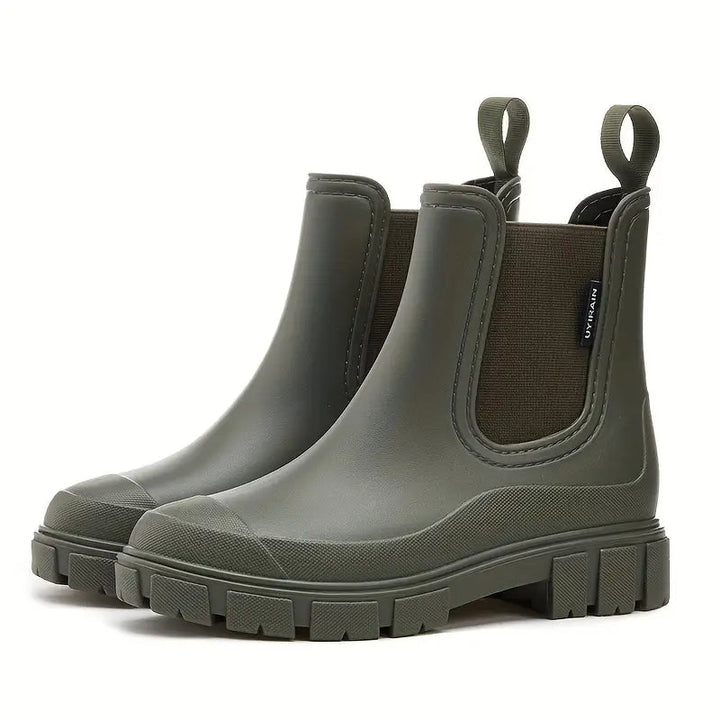 Bottes de pluie femme avec semelle épaisse antidérapante. Chaussures imperméables offrant protection et confort.