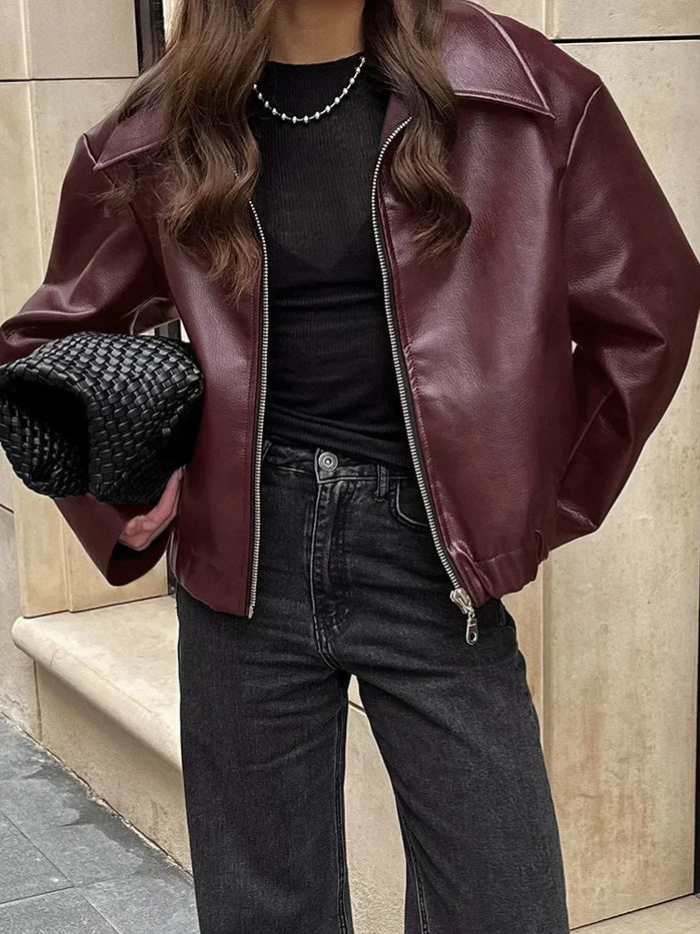 Veste rouge femme coupe courte, look moderne et élégant. Parfaite pour une mode féminine chic et tendance automne/printemps.