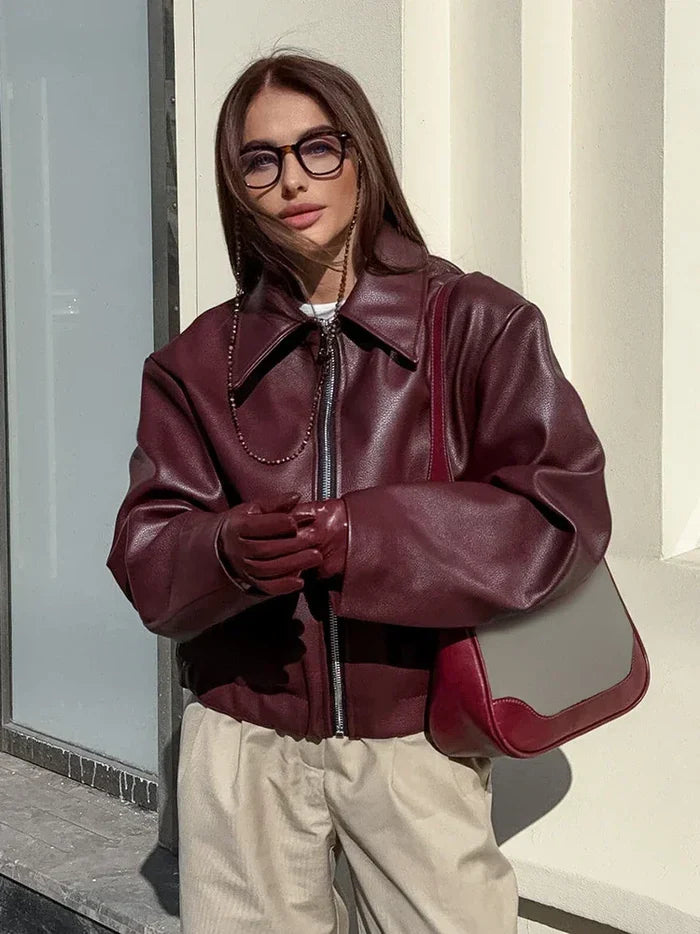 Veste courte élégante rouge pour femme. Blouson moderne et chic, parfait pour un look tendance mode féminine automne/printemps.