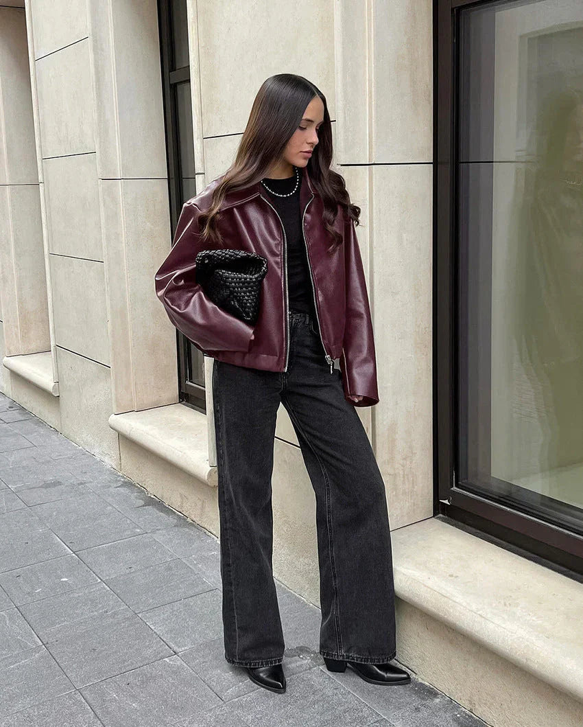 Veste femme rouge tendance, design court et moderne. Chic et élégante, cette veste rehausse votre style printanier/automnal.