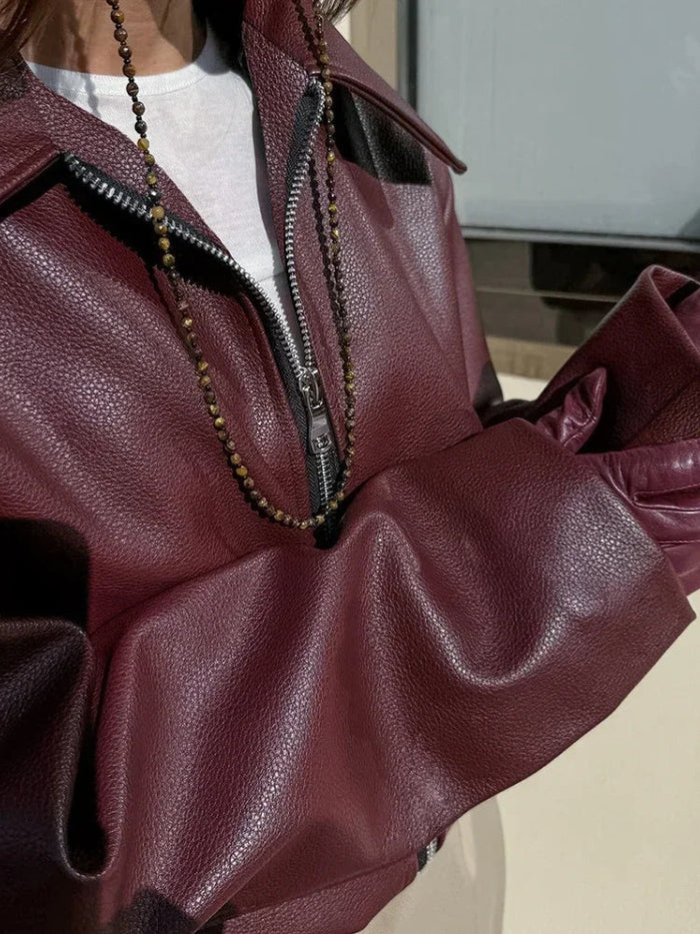 Veste courte élégante pour femme en rouge. Style moderne et polyvalent, idéal pour la mode féminine chic automne/printemps.