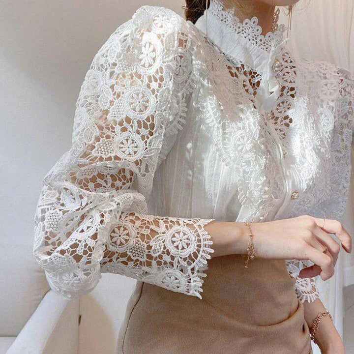 Blouse femme habillée et raffinée, manches longues, idéale pour cérémonie ou soirée, look féminin et romantique.