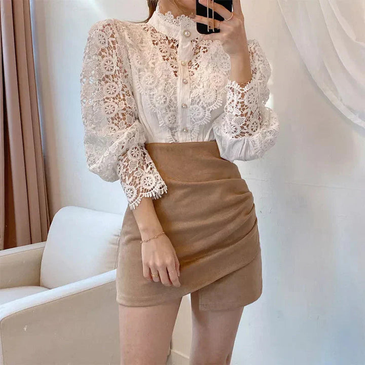Chemisier romantique femme, manches longues, coupe élégante, parfait pour un look féminin, doux et raffiné.