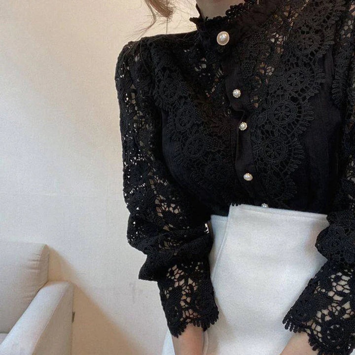 Chemisier femme chic à manches longues, style intemporel, pour une silhouette élégante, moderne et féminine.