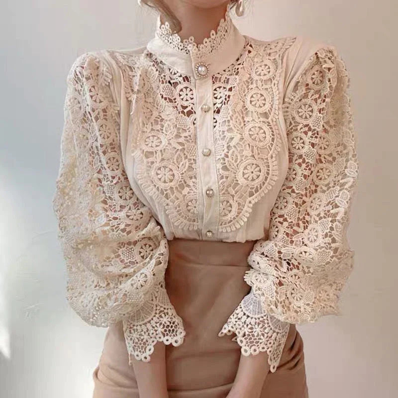 Chemisier femme raffiné, manches longues, élégant, idéal pour compléter une tenue habillée, chic ou de soirée.