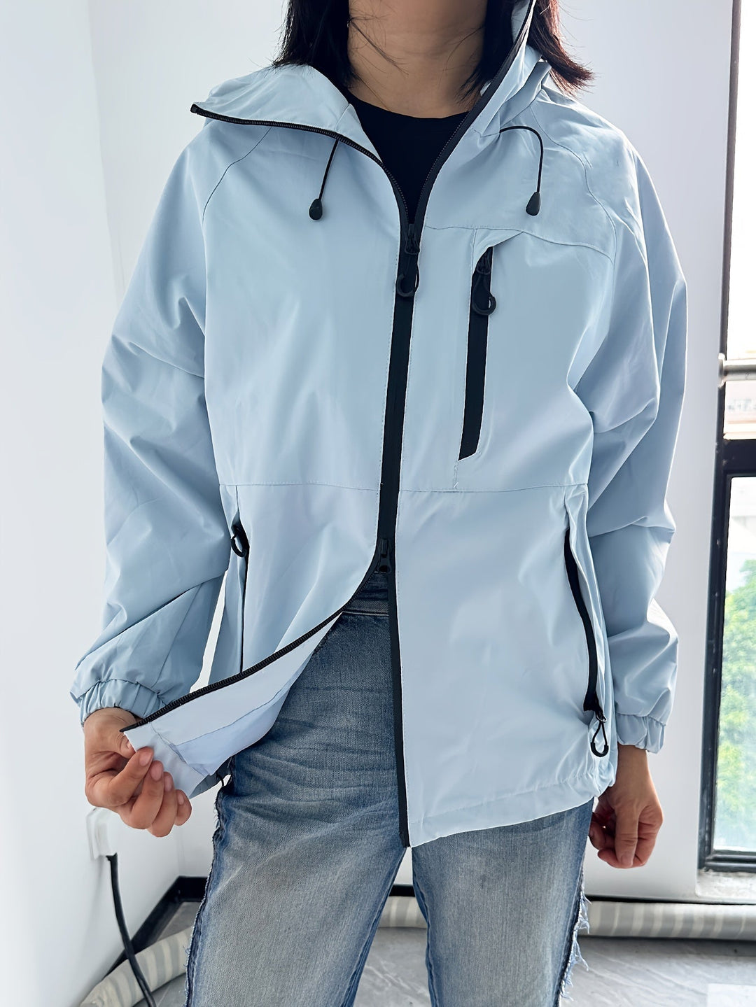 Veste imperméable légère femme à capuche, idéale pour la ville et l'extérieur au printemps et à l'automne.