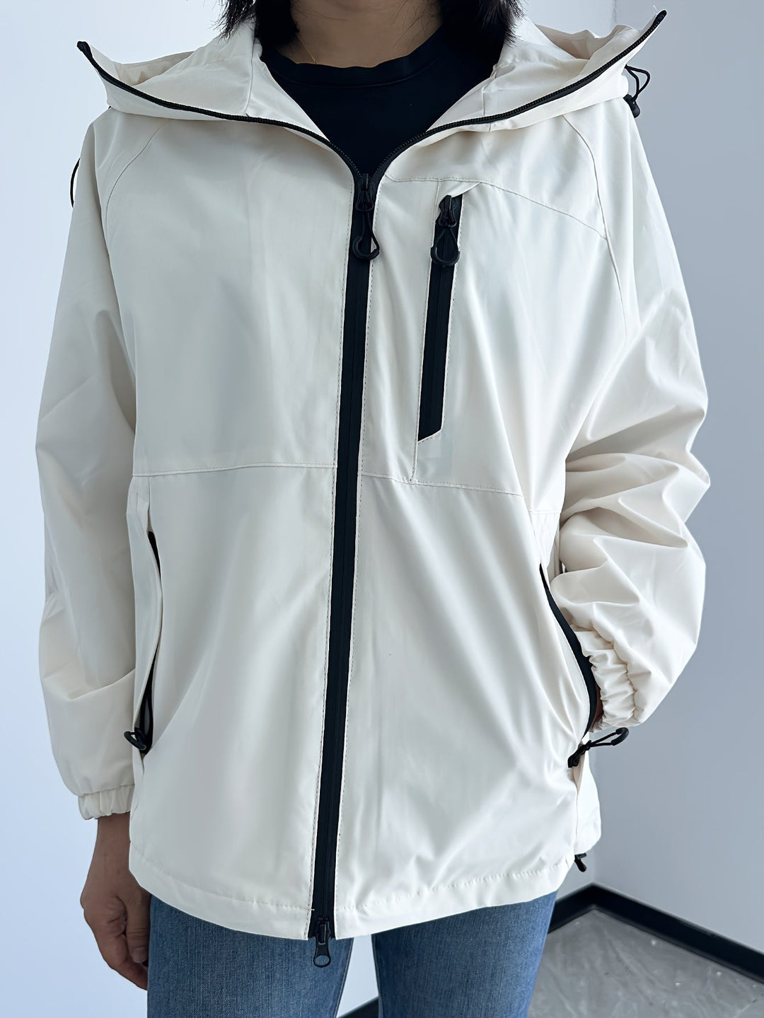 Veste coupe-vent imperméable femme avec capuche, protection polyvalente pour les sorties en automne/printemps.