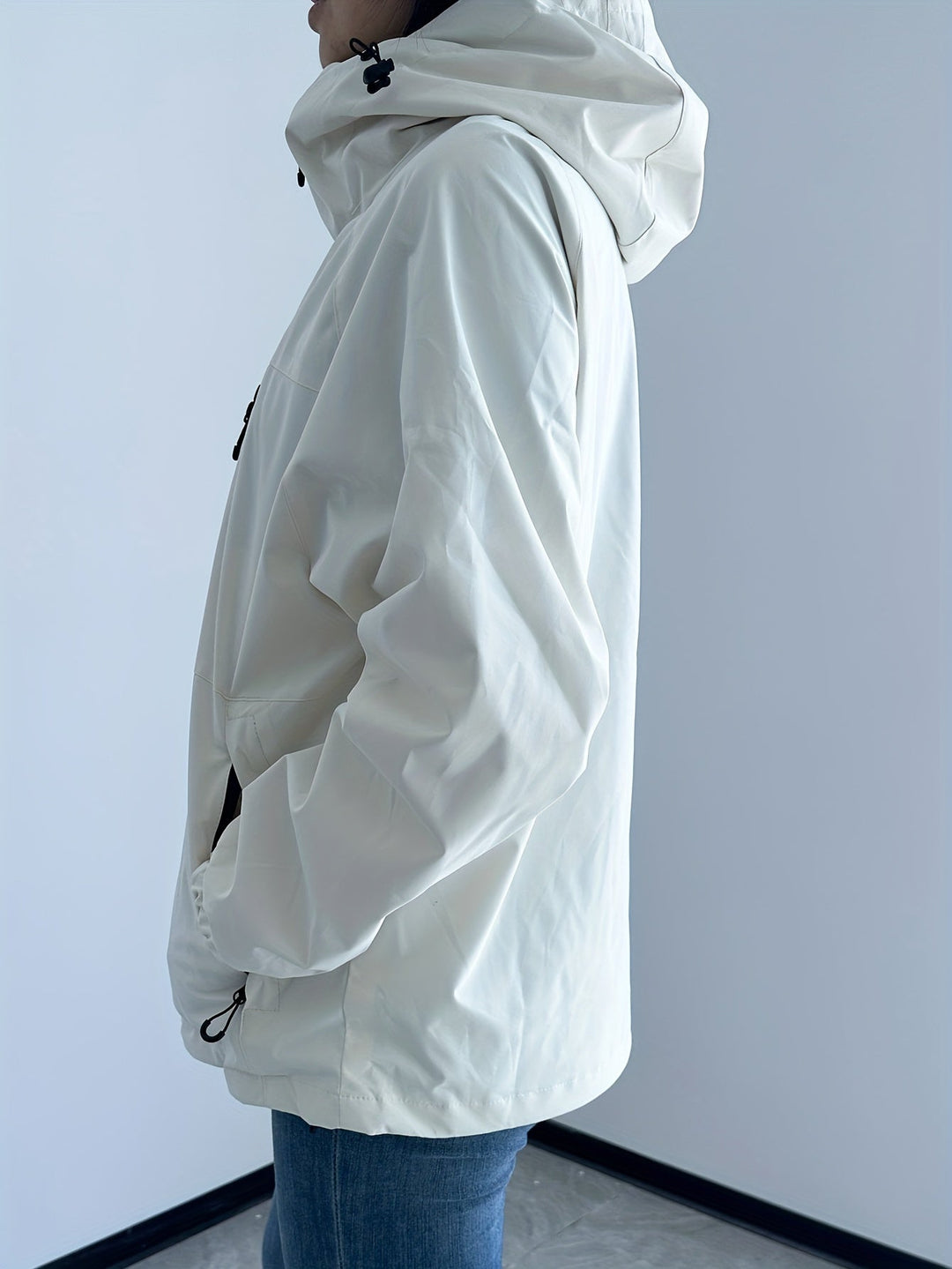 Veste imperméable femme à capuche, style urbain et protection contre le vent, idéale pour la ville.