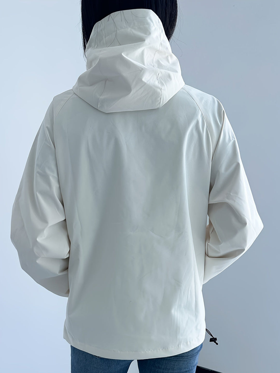 Veste imperméable femme ultra-légère et compacte, facile à transporter pour les voyages et l'extérieur.