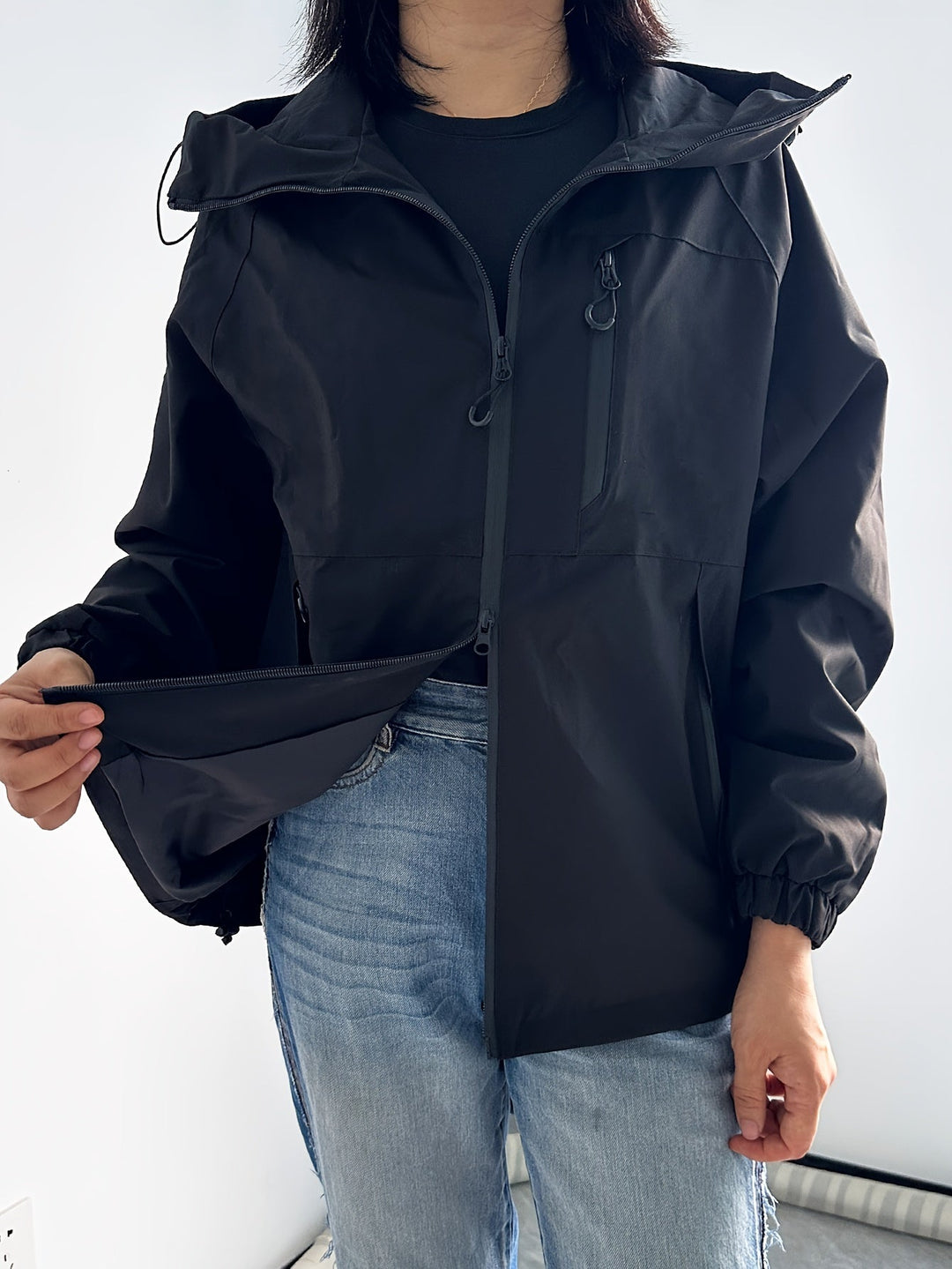 Capuche ajustable d'une veste imperméable femme, offrant une protection optimale contre la pluie et le vent.