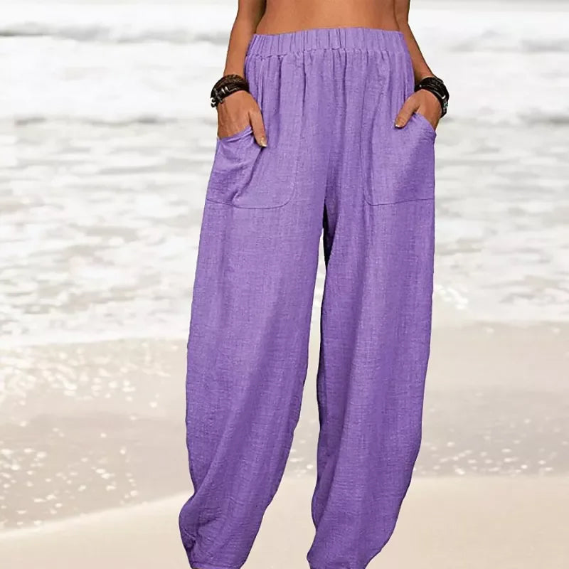 Femme portant un pantalon harem lâche et fluide, parfait pour une tenue décontractée d'été.
