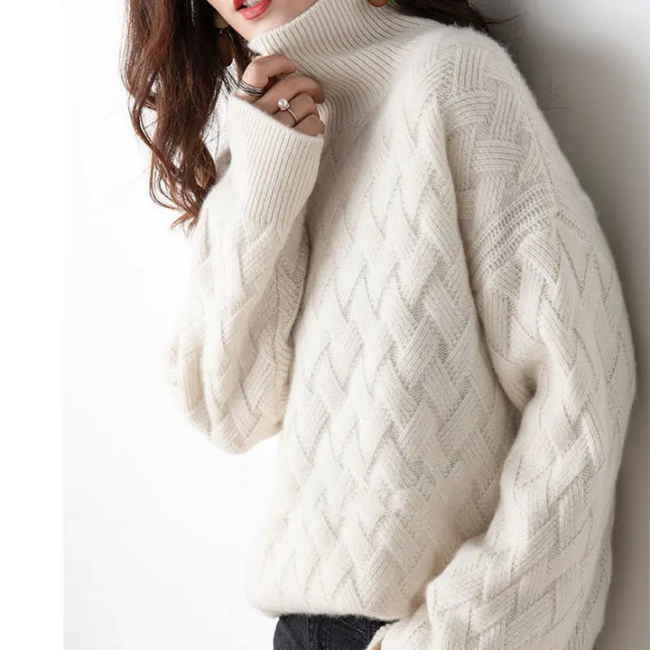 Détail du pull torsadé doux en tricot pour femme, texture confortable et chaude, idéal pour l'automne/hiver.
