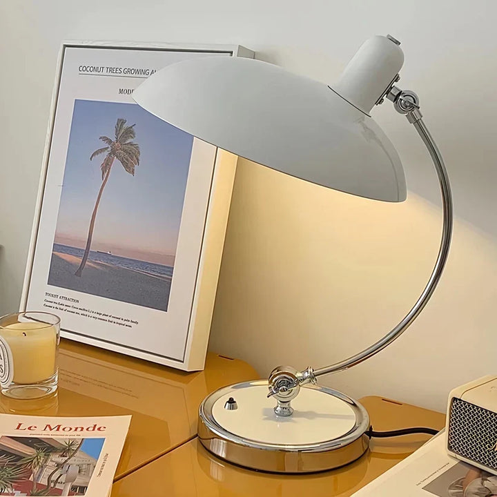 Lampe Bauhaus simple et lumineuse. Design moderne blanc, éclairage d'appoint élégant pour intérieur contemporain.