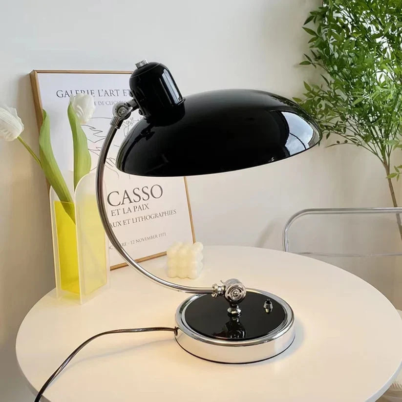 Lampe de table verte Bauhaus. Design moderne, style minimaliste, éclairage fonctionnel pour salon ou décoration maison.