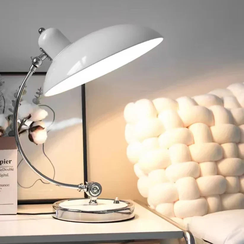 Lampe de chevet Bauhaus rouge. Éclairage d'appoint décoratif, design minimaliste moderne pour ambiance lumineuse.