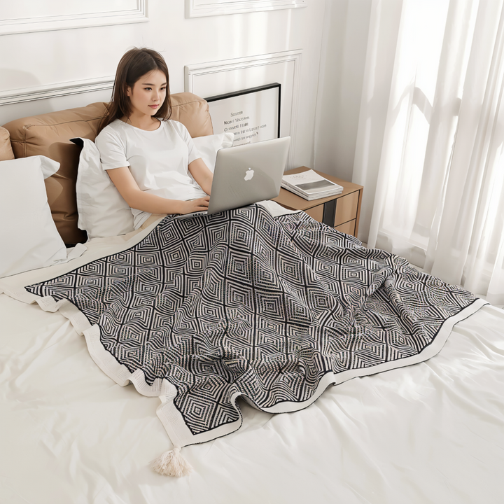 Plaid polaire géométrique noir & blanc, doux et léger, idéal pour canapé moderne ou lit scandinave.