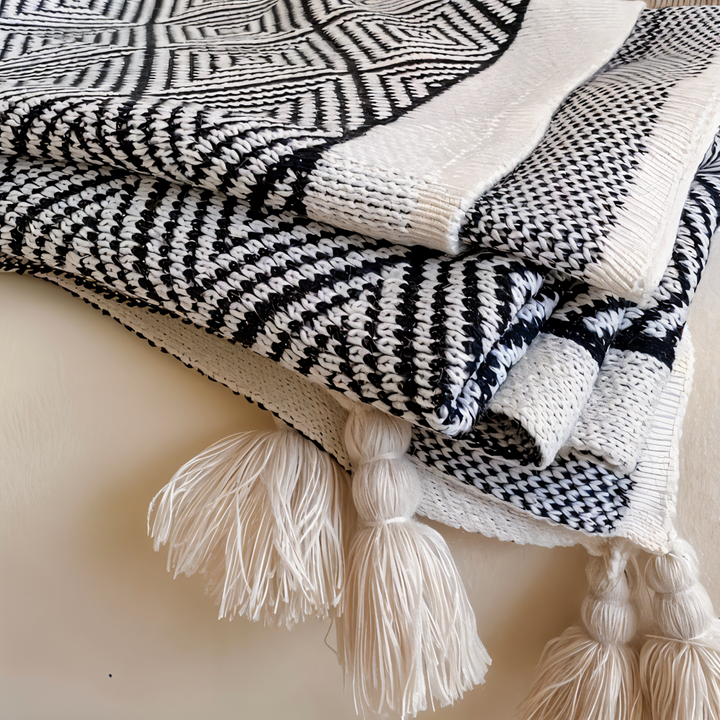 Plaid géométrique scandinave noir et blanc, polaire douillette pour une touche moderne et chaleureuse.