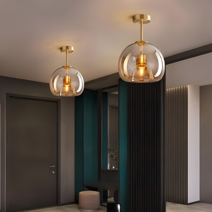 Plafonnier LED rond, structure noire, bande décorative or. Parfait pour un design contemporain.