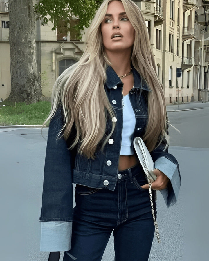 Mode femme: ensemble veste et pantalon en jean denim bleu foncé. Une tenue polyvalente et tendance pour toutes saisons.