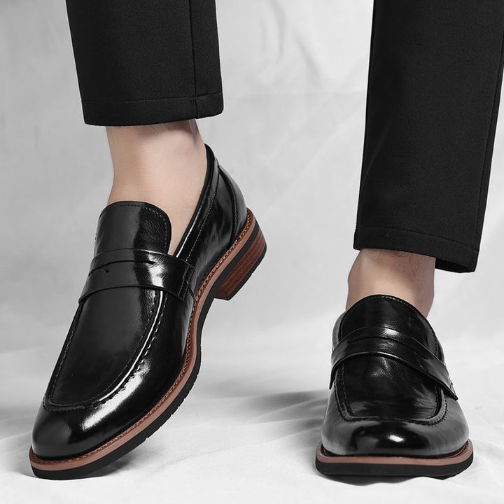 Chaussures mocassins élégantes pour hommes, alliant confort professionnel et style classique pour toute occasion.