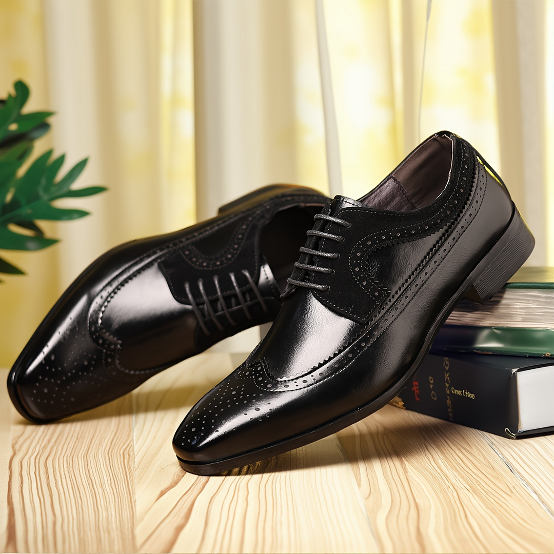 Souliers Oxford à lacets pour hommes, design épuré avec perforations. L'essence du style classique et formel.