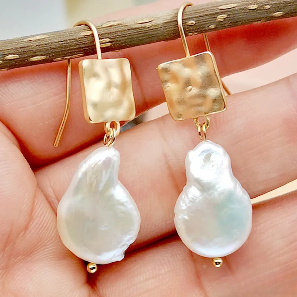 Boucles d'oreilles élégantes pour femme avec perles d'eau douce. Bijoux classiques et intemporels.