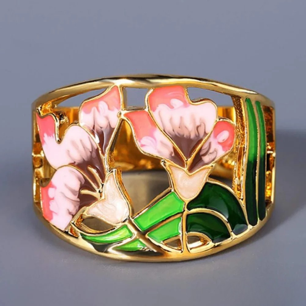 Bague femme rétro élégante fleur émaillée or, bijou délicat pour cadeau ou accessoire de mode.