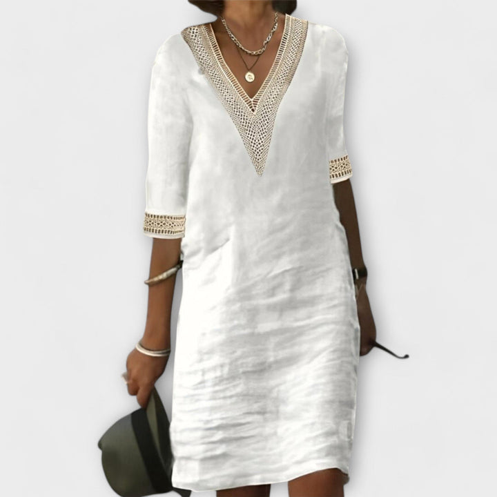 Robe d'été bohème Emelia femme col V, fluide et décontractée, idéale pour plage ou printemps.