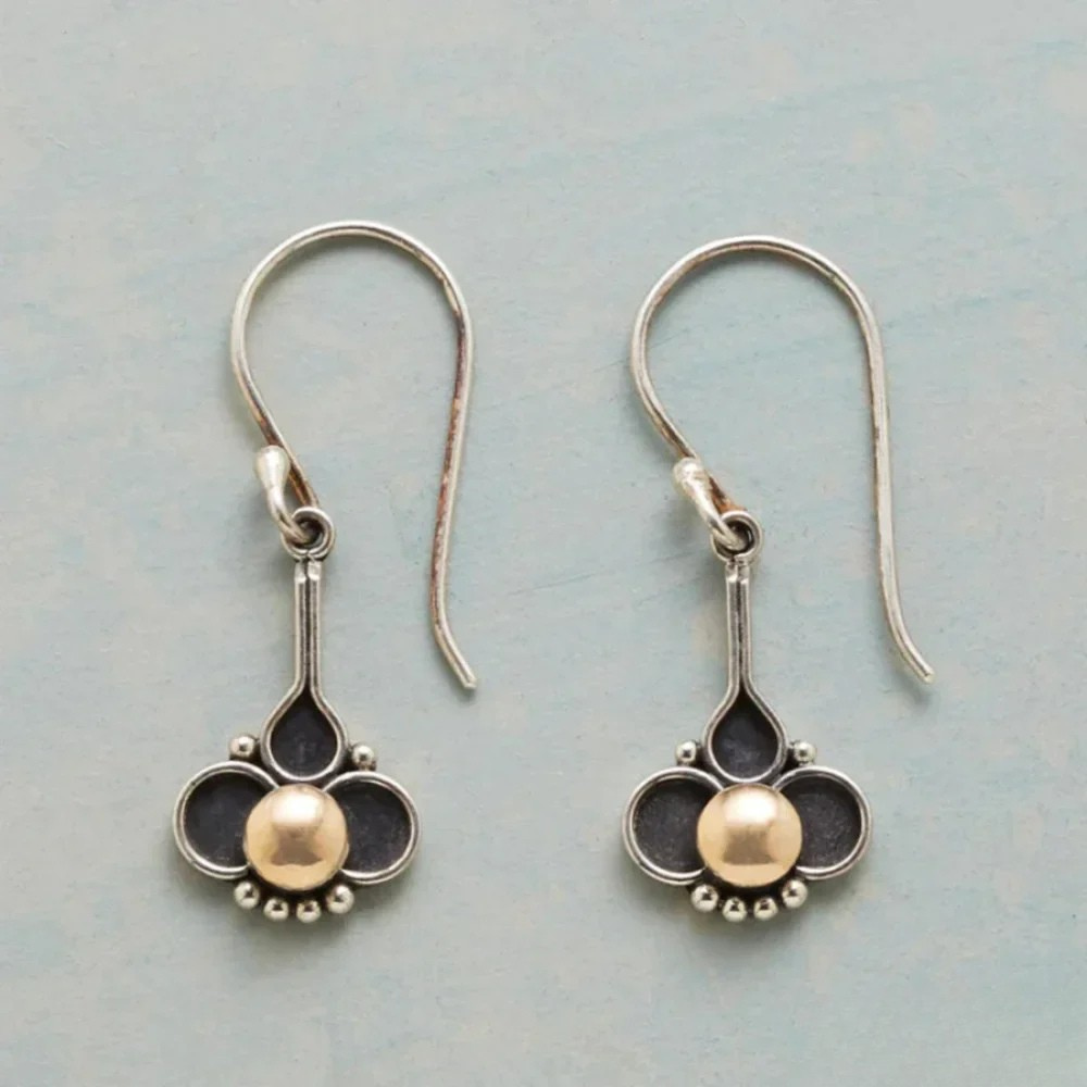 Boucles d'oreilles bohèmes femme avec perles et motif trèfle, un bijou fantaisie élégant pour toutes occasions.