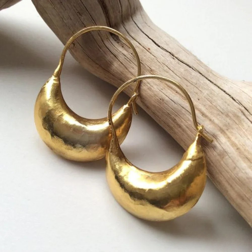 Élégantes boucles d'oreilles panier rétro pour femmes, tressées, un bijou mode intemporel.