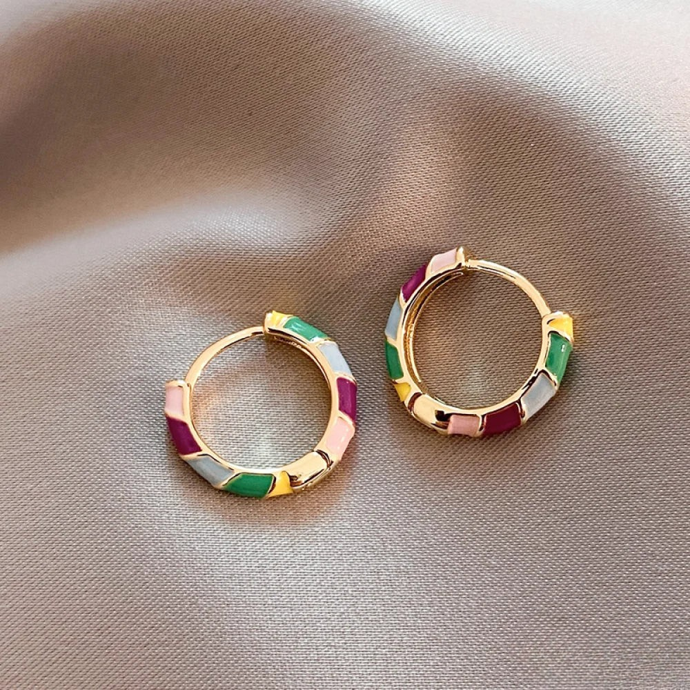 Boucles d'oreilles pendantes émail coloré et doré pour femme, style mode élégant et contemporain.