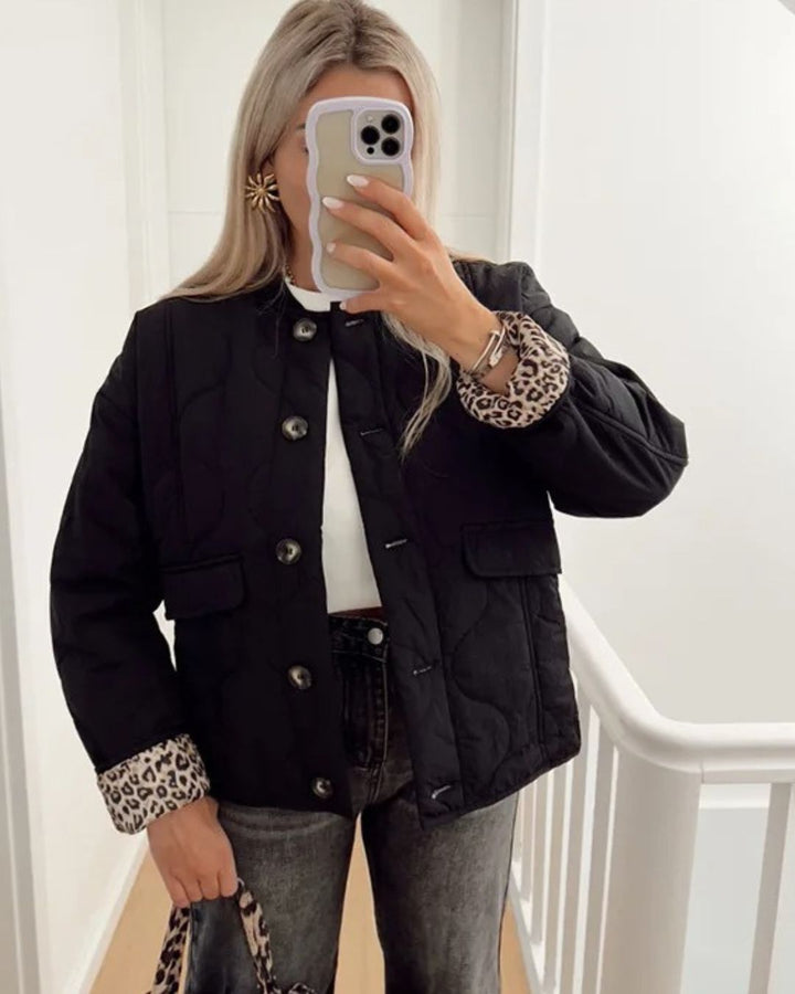 Veste femme mode à imprimé léopard, tendance actuelle, chic et élégante pour l'automne.