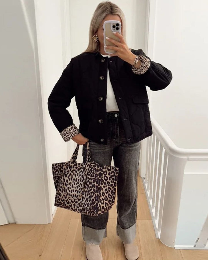 Veste tendance femme à imprimé léopard, chic et élégante, parfaite pour la mode féminine.