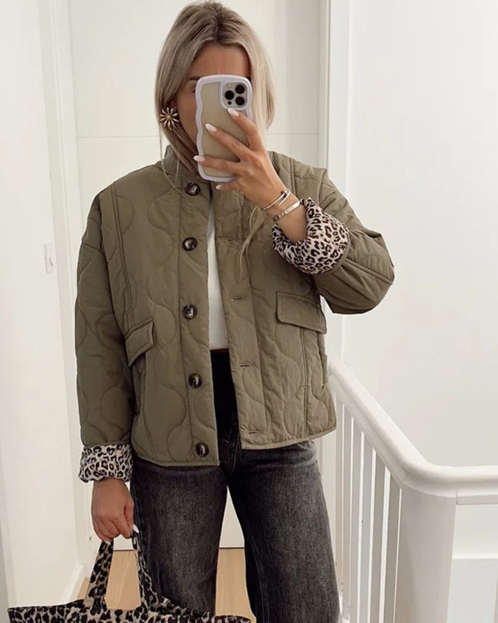 Veste femme élégante à imprimé léopard, couleur vert, tendance mode automne.