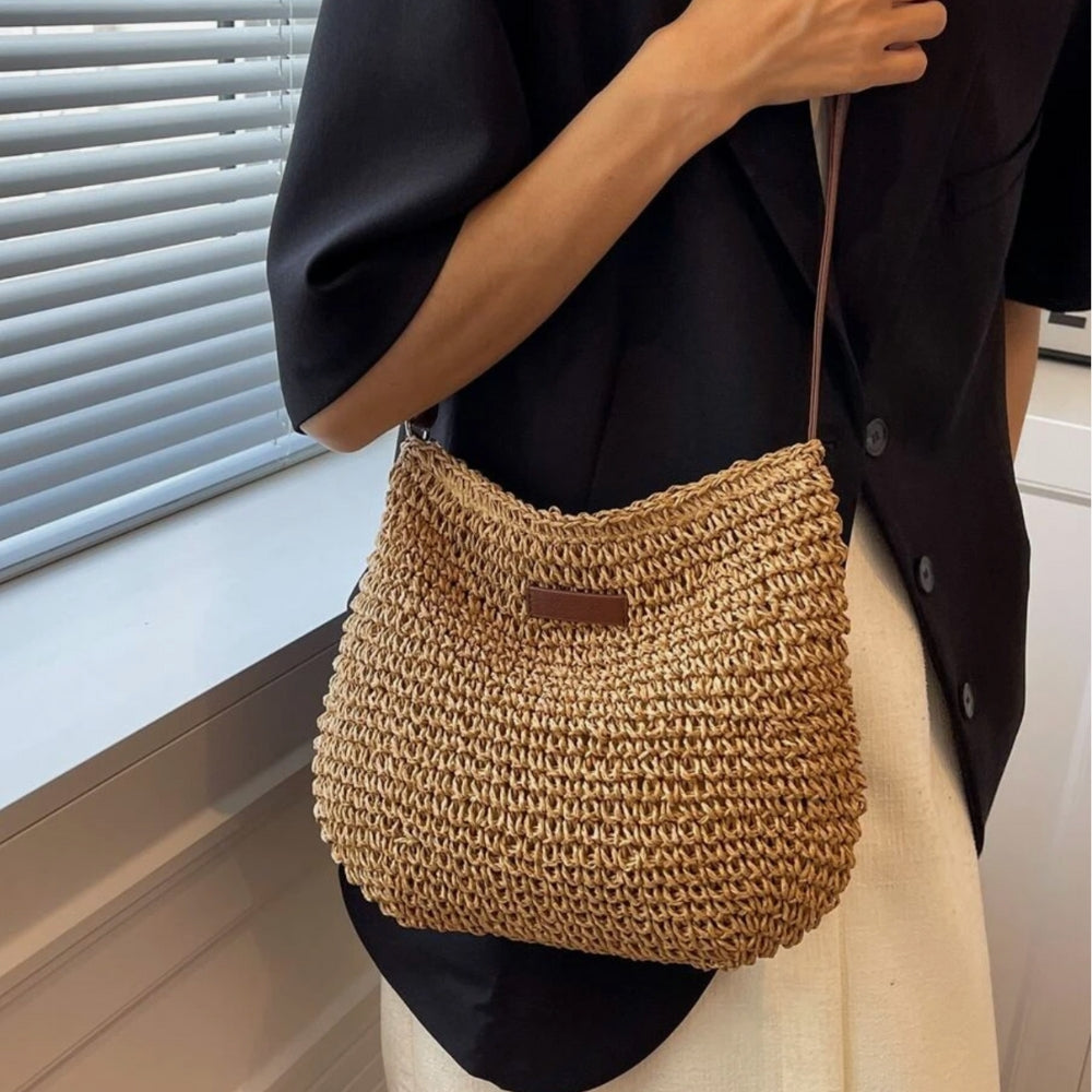 Sac d'épaule en paille, accessoire mode estival pour femme, design élégant et frais.