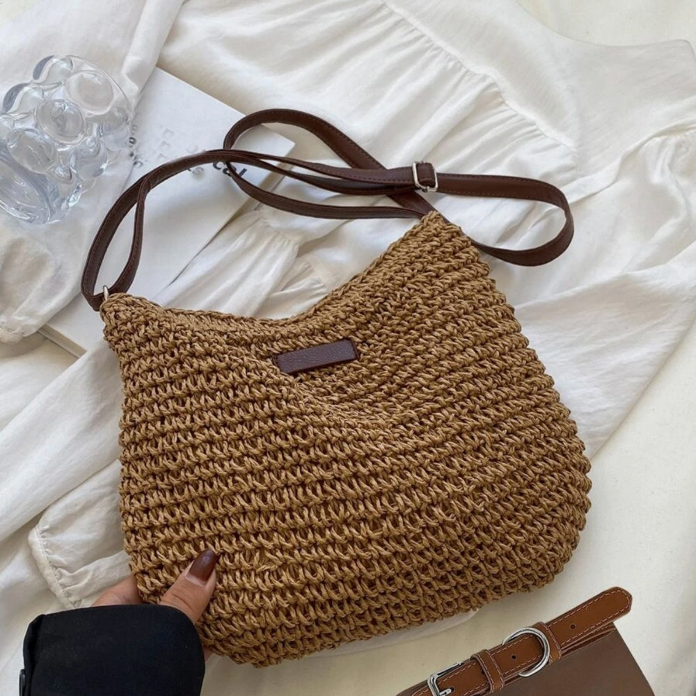 Sac bandoulière bohème en paille tressée, pour un look décontracté chic et féminin estival.