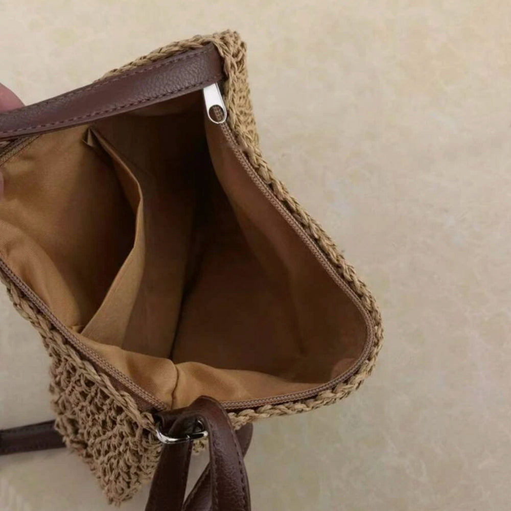 Sac à bandoulière polyvalent en paille, pour femme, alliant style bohème et chic d'été.