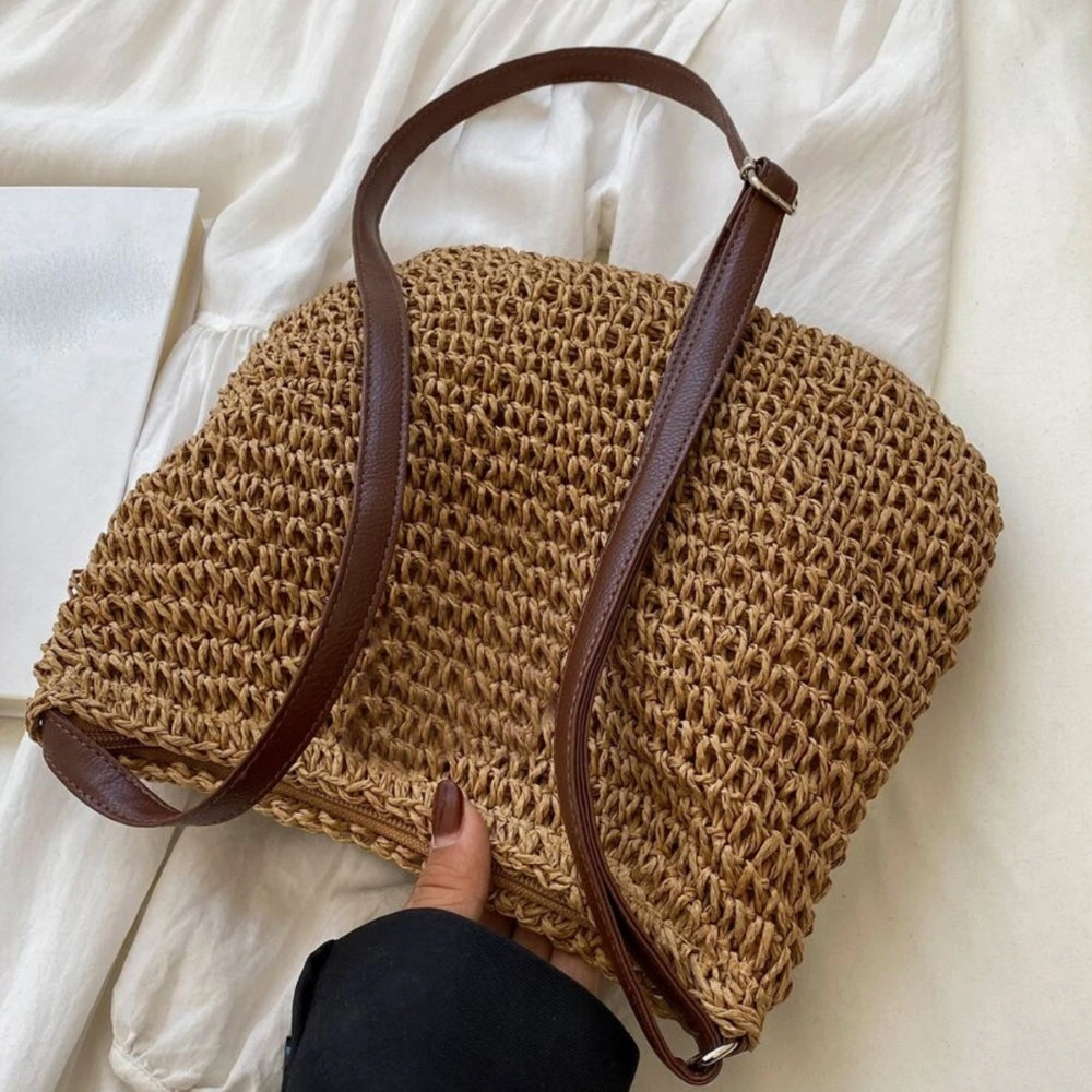 Sac femme chic et élégant en paille, avec sa bandoulière, idéal pour l'été mode.