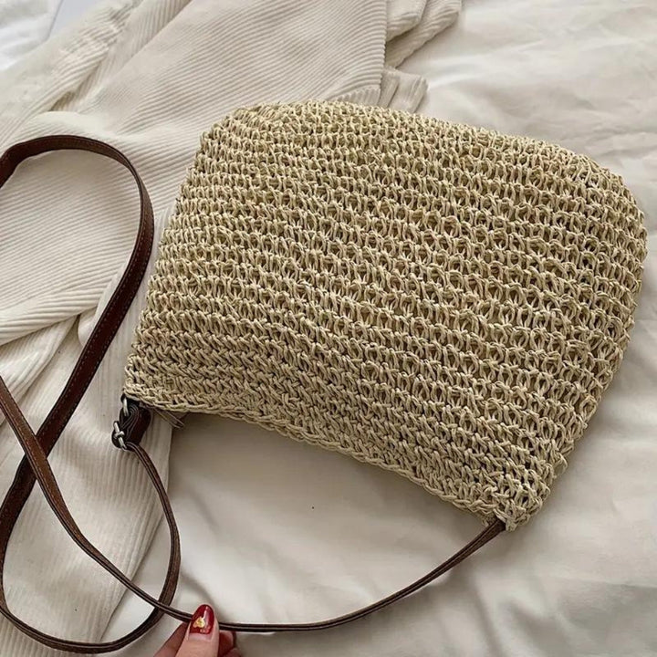 Sac à main en paille tressée, bandoulière réglable, accessoire féminin et polyvalent d'été.