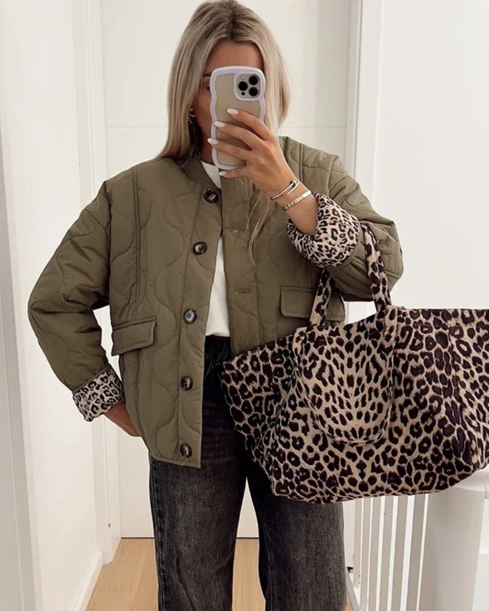 Veste chic femme verte à motif léopard, idéale pour une tenue tendance automne/hiver.
