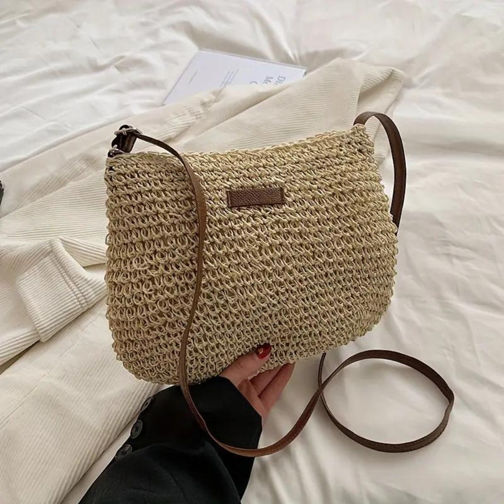 Accessoire mode: sac à bandoulière en paille, design élégant, pour un look chic féminin.