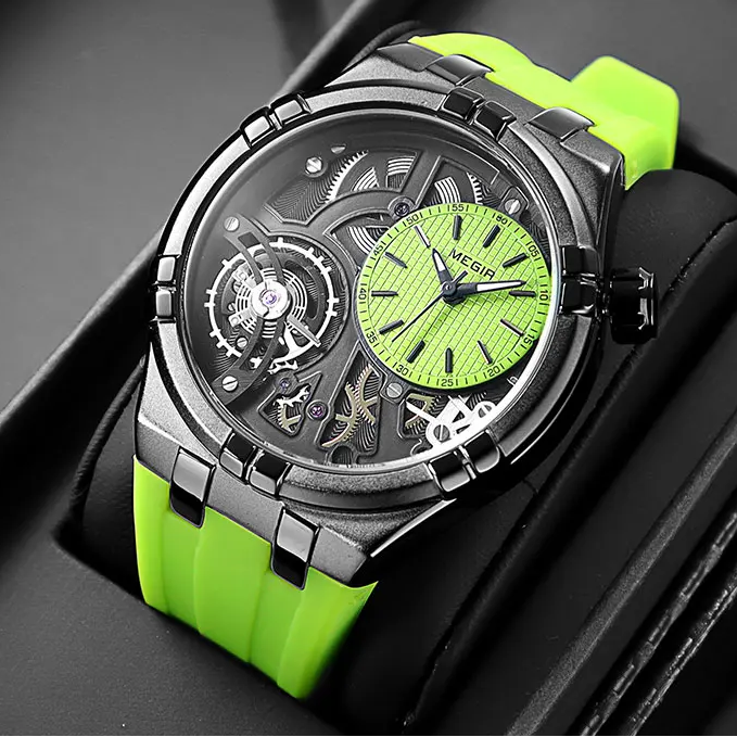 Montre mécanique automatique homme portée, cadran squelette apparent et bracelet silicone. Élégance masculine.