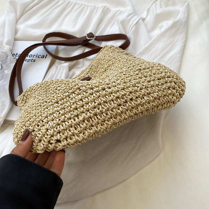Sac à bandoulière tressé pour femme, style bohème chic. Grand cabas marron idéal comme sac à épaule quotidien.
