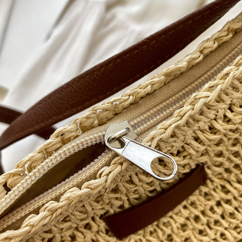 Cabas femme tressé beige style bohème, grand sac à épaule décontracté pour un look mode estival.