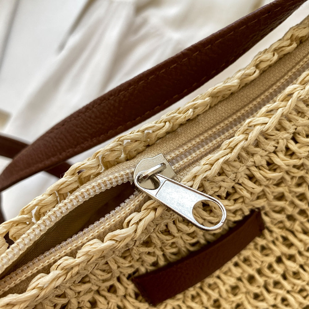 Cabas femme tressé beige style bohème, grand sac à épaule décontracté pour un look mode estival.