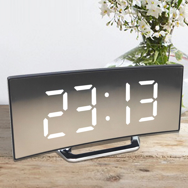 Réveil miroir LED incurvé noir affichant l'heure, idéal pour une chambre moderne.