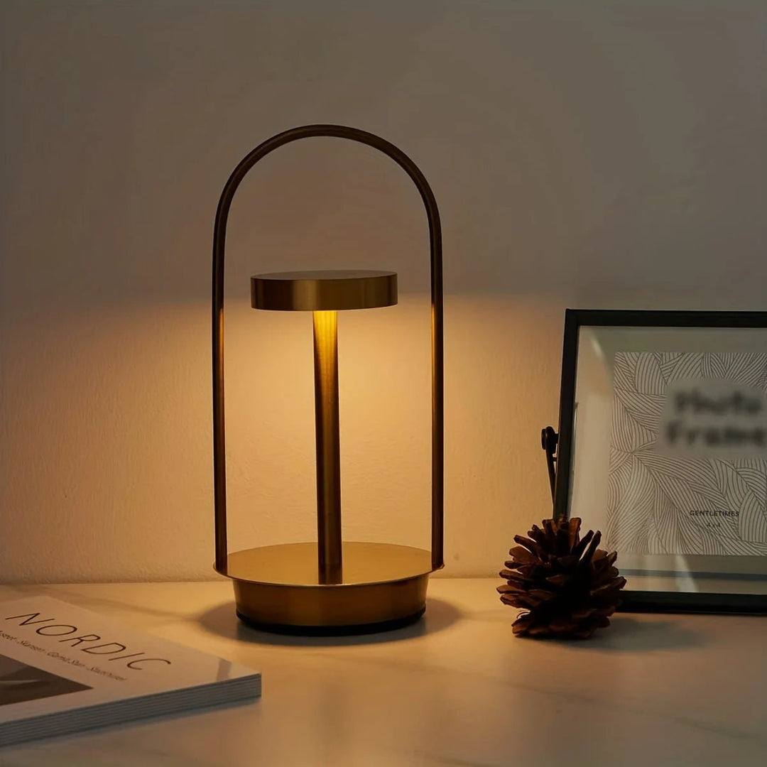 Lampe de chevet LED moderne, dimmable et rechargeable USB. Parfaite pour créer une atmosphère cosy et design.